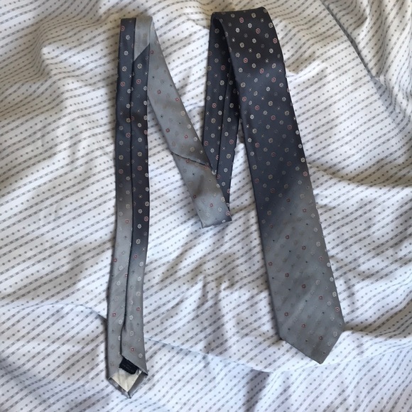 ๐ 10/$10 ๐ Gray Tie with flowers 3โ THE SOVEREIGN Tailored by BARRY - Picture 9 of 14